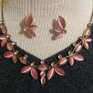 Avon pink necklace with matching studded earrings, 19-inch chain